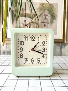 🌴Lovely Hearth & Hand Green Table /Desk Clock